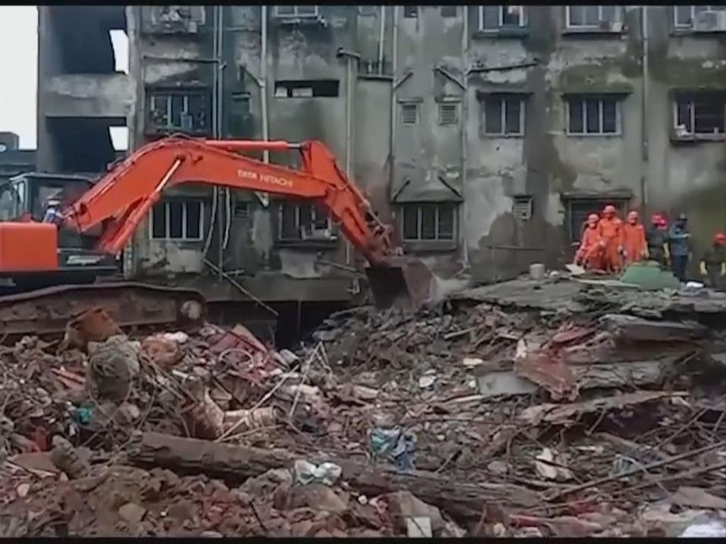 Bangunan 4 Lantai di India Roboh, 33 Orang Tewas Bangunan 4 Lantai di India Roboh, 33 Orang Tewas