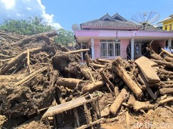Gelondongan Kayu Berserakan di Lokasi Banjir Bandang Sukabumi