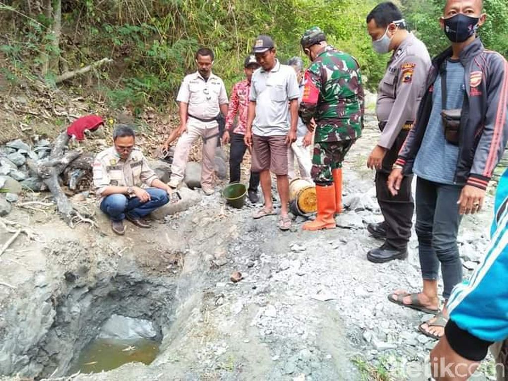 Bikin Kaget, Sumur di Brebes Ini Keluarkan Cairan Diduga Minyak Bikin Kaget, Sumur di Brebes Ini Keluarkan Cairan Diduga Minyak