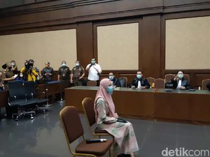 Berbaju Gamis dan Berkerudung, Pinangki Hadiri Sidang Perdana