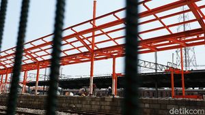 Beri Kenyamanan Penumpang, Peron di Stasiun KA Bekasi Ditambah