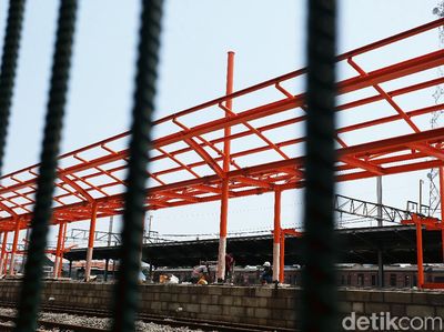 Beri Kenyamanan Penumpang, Peron di Stasiun KA Bekasi Ditambah
