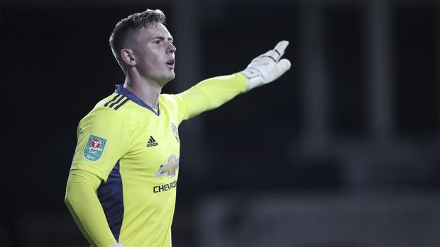 Manchester United's goalkeeper Dean Henderson gives instructions during the English League Cup 3rd round soccer match between Luton Town and Manchester United, Tuesday, Sept. 22, 2020, at Kenilworth Road in Luton, England. (Nick Potts/Pool via AP)