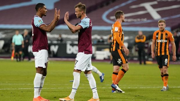 West Ham's Andriy Yarmolenko, second right, celebrates with West Ham's Sebastien Haller after scoring his side's third goal from the penalty spot during the English League Cup soccer match between West Ham and Hull City at the London Stadium in London, Tuesday, Sept. 22, 2020. (Will Oliver/Pool via AP)