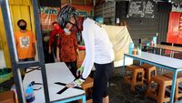 Aksi Ganjar Pasang Lakban Jaga Jarak di Warung Makan Semarang