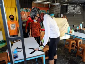 Ganjar Masih Pakai Masker Buff Saat Gowes-Sidak Warung Makan