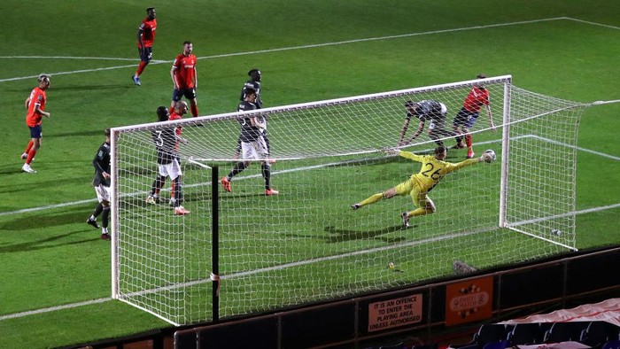 LUTON, ENGLAND - SEPTEMBER 22: Dean Henderson of Manchester United saves a shot during the Carabao Cup Third Round match between Luton Town and Manchester United at Kenilworth Road on September 22, 2020 in Luton, England. (Photo by Catherine Ivill/Getty Images)