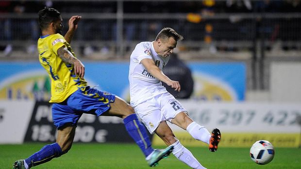 CADIZ, SPAIN - DECEMBER 02:   Denis Cheryshev of Real Madrid shoots past Cristian Marquez of Cadiz to score his team's opening goal during the Copa del Rey Round of 32 First Leg match between Cadiz and Real Madrid at Ramon de Carranza stadium on December 2, 2015 in Cadiz, Spain.  (Photo by Denis Doyle/Getty Images)