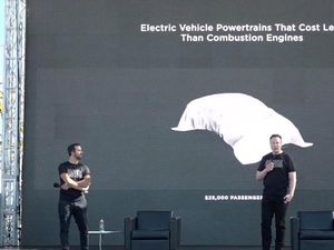 Elon Musk Janjikan Tesla Semurah Mobil Bensin, Tapi...
