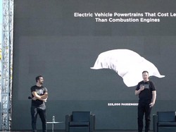 Elon Musk Janjikan Tesla Semurah Mobil Bensin, Tapi...