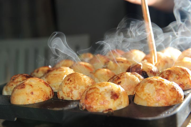 Takoyaki jadi jajanan khas Jepang yang juga populer di Indonesia. Sejak pertama kali dibuat hingga saat ini, takoyaki tak pernah absen dalam setiap festival.