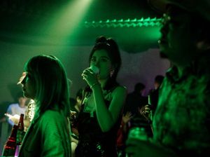 Kasus Corona Landai, Anak Muda di Wuhan Mulai Nongkrong dan Dugem Kasus Corona Landai, Anak Muda di Wuhan Mulai Nongkrong dan Dugem