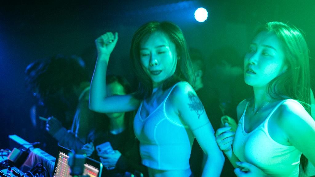 Potret Warga Wuhan yang Sudah Bebas Clubbing