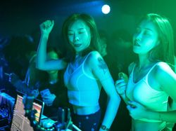 Potret Warga Wuhan yang Sudah Bebas Clubbing