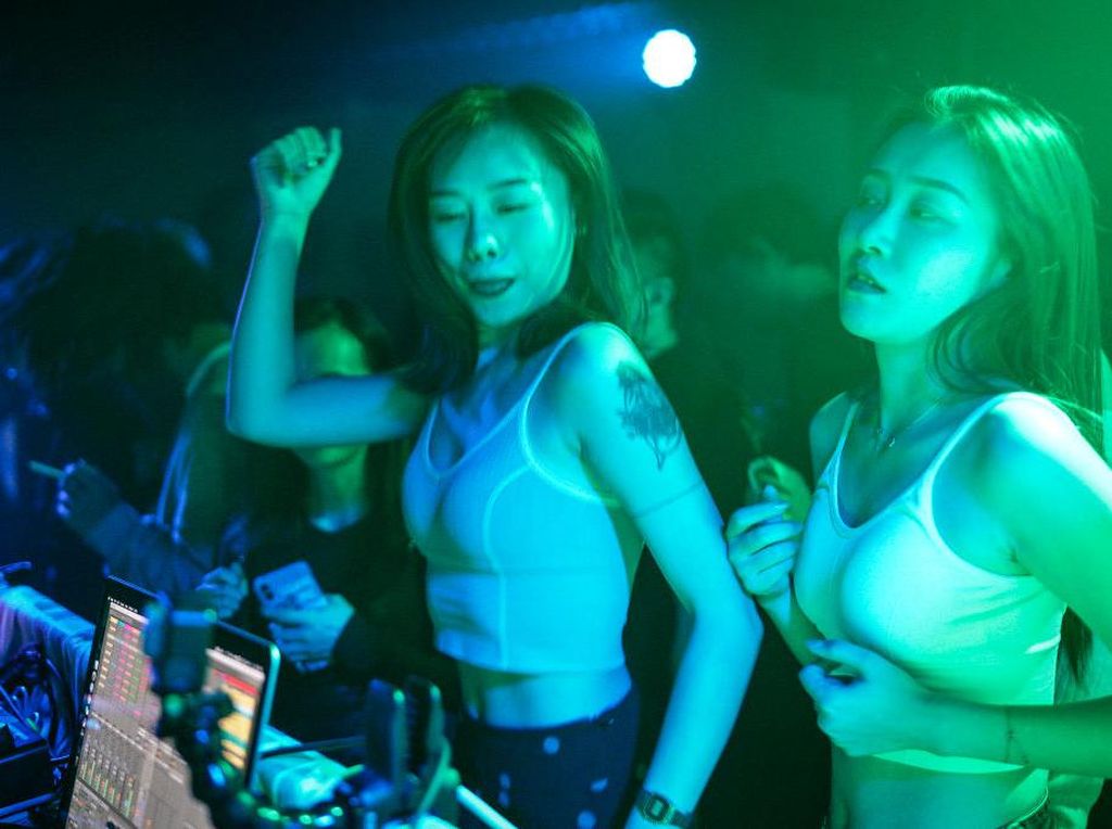 Potret Warga Wuhan yang Sudah Bebas Clubbing Potret Warga Wuhan yang Sudah Bebas Clubbing