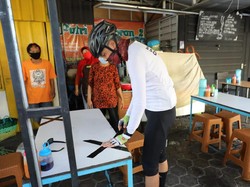 Ganjar Pasang Sendiri Lakban Jaga Jarak di Warung-warung Semarang