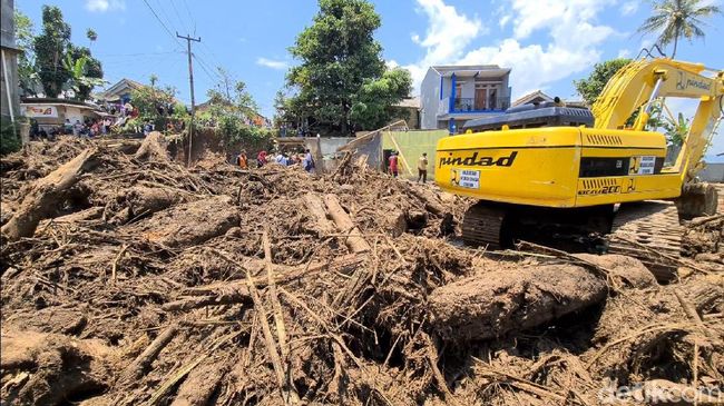 Bencana Alam di Jabar: Banjir Bandang Tewaskan 3 Orang-Pohon Tumbang Bencana Alam di Jabar: Banjir Bandang Tewaskan 3 Orang-Pohon Tumbang