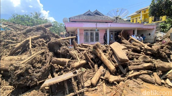 Dahsyatnya banjir bandang yang terjadi di Cicurug membawa beragam material, tidak hanya lumpur tapi juga batang-batang pohon berukuran cukup besar.