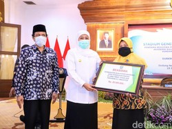 Pandemi COVID-19, Khofifah Salurkan Beasiswa Rp 11,3 Miliar Bagi 850 Guru Madin