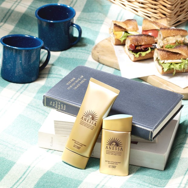 Anessa juga merupakan produk sunscreen pertama di dunia dengan triple defense technology yang melindungi kulit terhadap sinar UV lebih menyeluruh dan kuat serta tahan keringat maupun air.