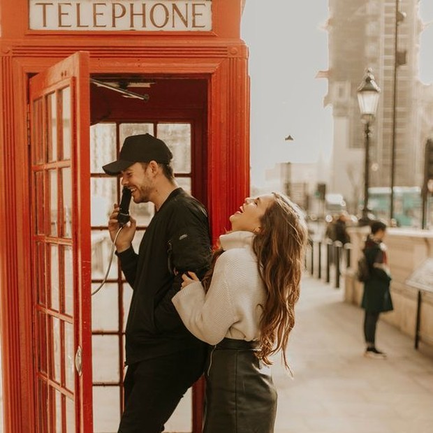 Ilustrasi Penggunaan Telepon Umum/Pinterest.com/priyankavilasupadhye Hal yang dikangenin tahun 90an