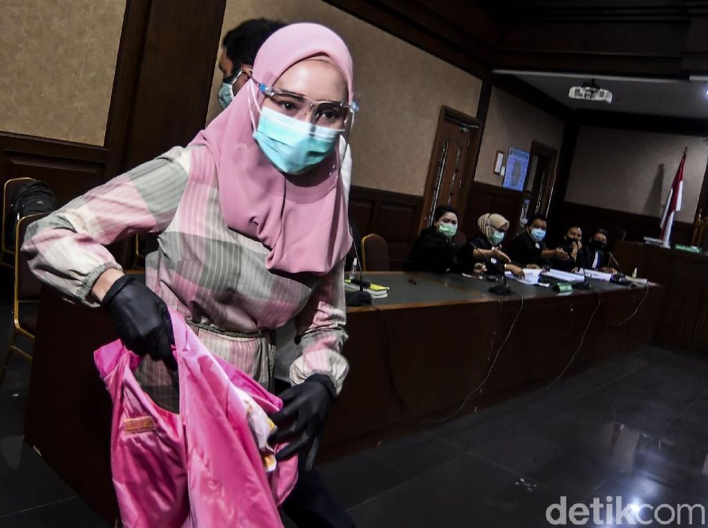 Jejak Pinangki dari Foto Bersama hingga Didakwa Terima Suap Djoko Tjandra Jejak Pinangki dari Foto Bersama hingga Didakwa Terima Suap Djoko Tjandra