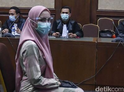 Potret Jaksa Pinangki Berkerudung di Sidang Perdana