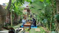 Asyiknya Ngopi di Kafe yang Ngumpet di Dalam Rumah Kos