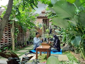 Asyiknya Ngopi di Kafe yang Ngumpet di Dalam Rumah Kos Asyiknya Ngopi di Kafe yang Ngumpet di Dalam Rumah Kos