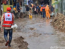Banjir Bandang di Sukabumi, Ketua PMI Ingatkan Warga Tetap Pakai Masker