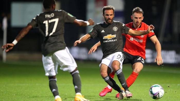 LUTON, ENGLAND - SEPTEMBER 22: Juan Mata of Manchester United is challenged by Rhys Norrington-Davies of Luton Town during the Carabao Cup Third Round match between Luton Town and Manchester United at Kenilworth Road on September 22, 2020 in Luton, England. Sporting Stadiums around Europe remain empty due to the Coronavirus Pandemic as Government social distancing laws prohibit fans inside venues resulting in games being played behind closed doors (Photo by Nick Potts - Pool/Getty Images)