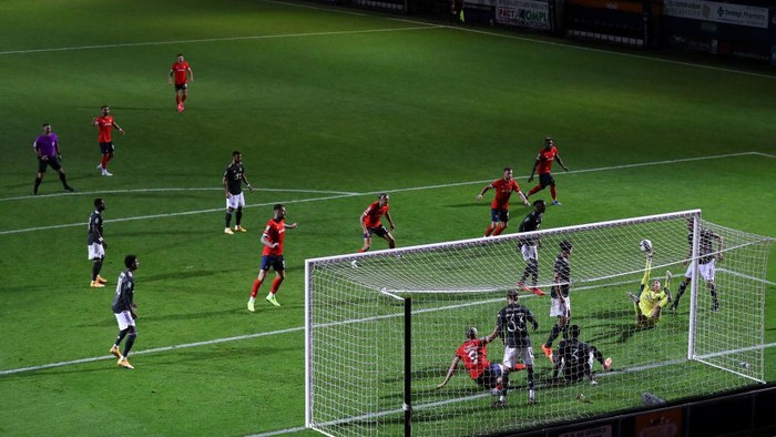 LUTON, ENGLAND - SEPTEMBER 22: Dean Henderson of Manchester United saves a shot during the Carabao Cup Third Round match between Luton Town and Manchester United at Kenilworth Road on September 22, 2020 in Luton, England. Sporting Stadiums around Europe remain empty due to the Coronavirus Pandemic as Government social distancing laws prohibit fans inside venues resulting in games being played behind closed doors (Photo by Catherine Ivill/Getty Images)