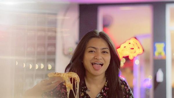 Cantiknya Nathalie Holscher saat Makan Pizza dan Mie Pedas