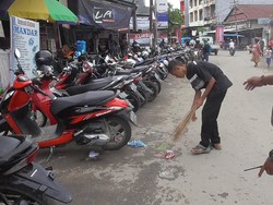 Langgar Protokol Kesehatan, Puluhan Warga Polman Disanksi Sapu Pasar