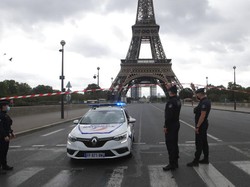 Menara Eiffel Diancam Bom, Pengunjung Dievakuasi-Jalan Diblokir