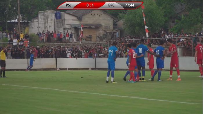 Persija, Bhayangkara FC Uji coba Persija vs Bhayangkara FC dihadiri banyak penonton, Rabu (23/9/2020).
