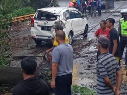 Hujan Angin Terjang Kota Sukabumi, Pohon Tumbang Timpa Mobil