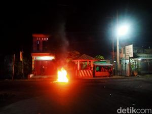 Polisi Bubarkan Pendukung Paslon SUKA yang Demo hingga Malam-Blokir Jalan