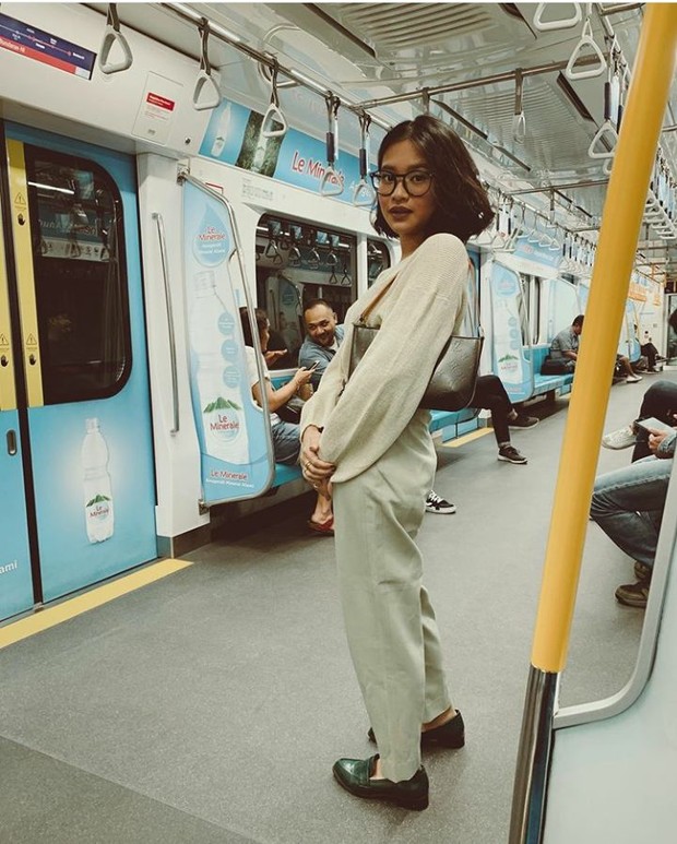 Potret Adira Kania yang stylish. Sumber gambar https://www.instagram.com/adirakania Gaya stylish Adira Kania, putri Ikke Nurjanah, Ikke Nurjanah, artis, pedangdut