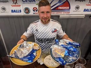 Wow! Pria Ini Pecahkan Rekor Dunia, Makan 141 Oreo dalam 5 Menit