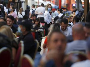 Inggris Diamuk Varian COVID Pirola, Warga Panic Buying Beli Alat Tes Corona Inggris Diamuk Varian COVID Pirola, Warga Panic Buying Beli Alat Tes Corona