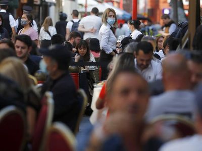 Potret Ramainya Inggris di Tengah Ancaman Lockdown Jilid 2