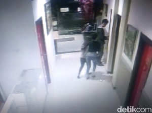 Terekam CCTV, Ini Detik-detik Mahasiswi Digiring Sebelum Diperkosa Bergilir Terekam CCTV, Ini Detik-detik Mahasiswi Digiring Sebelum Diperkosa Bergilir