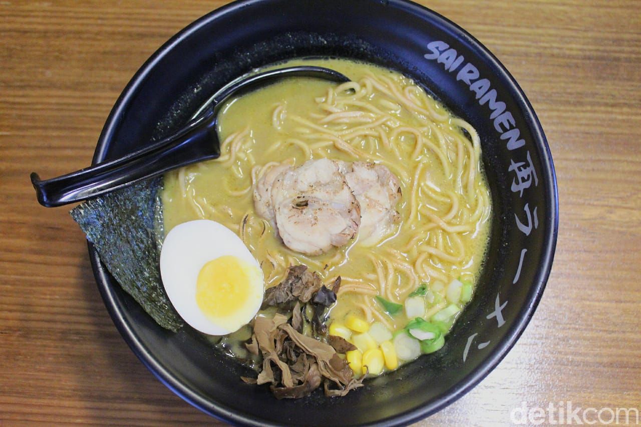 Mampir ke gerai ramen yang satu ini serasa berada di Kyoto. Gerai ini mengusung konsep bar dengan racikan ramen gaya Kyoto.