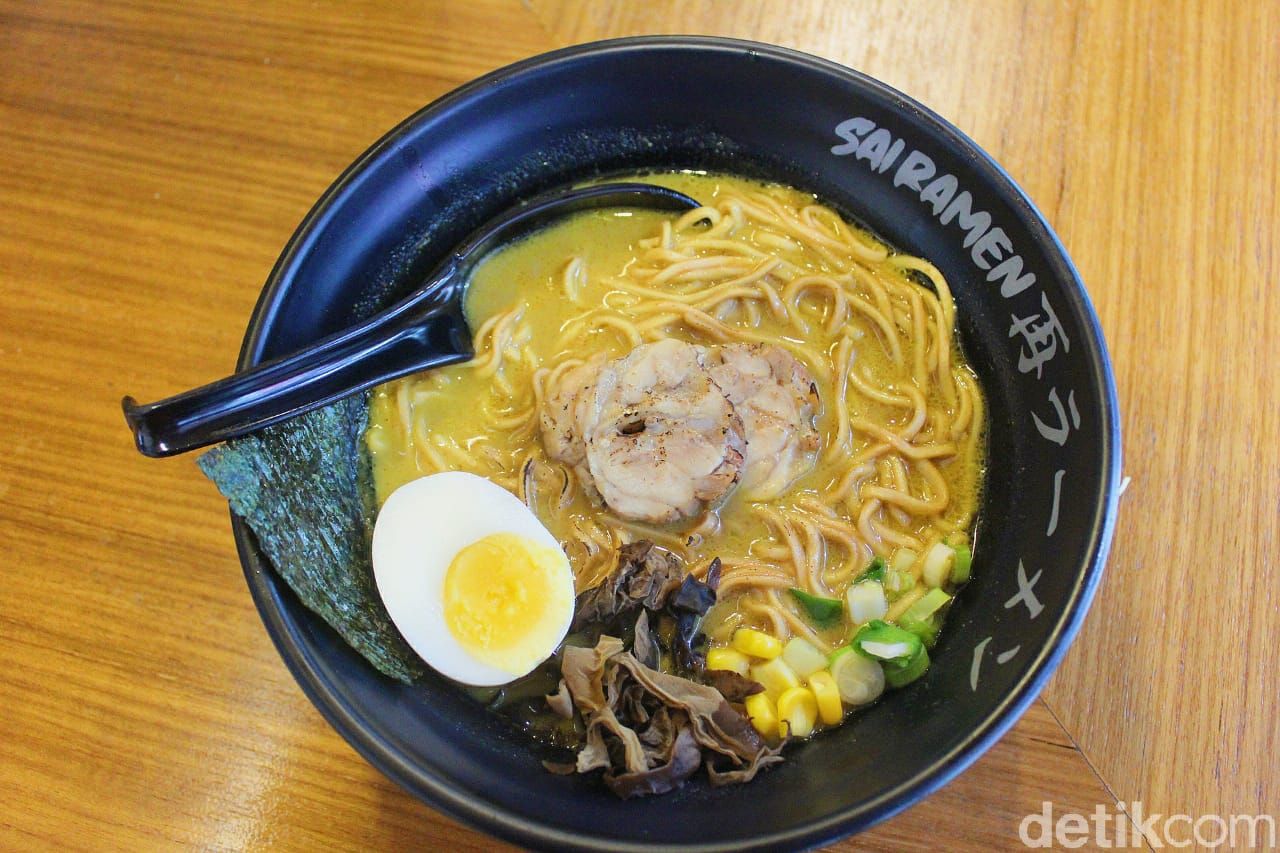 Mampir ke gerai ramen yang satu ini serasa berada di Kyoto. Gerai ini mengusung konsep bar dengan racikan ramen gaya Kyoto.