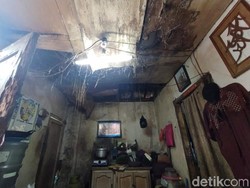 Pilu Keluarga Eri, Warga Bandung yang Huni Rumah Nyaris Ambruk Atapnya
