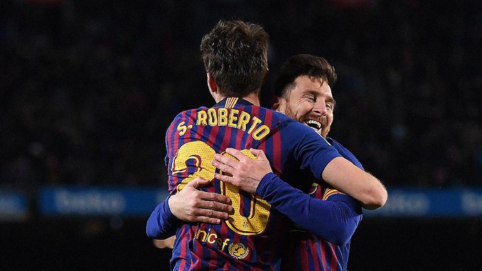 BARCELONA, SPAIN - JANUARY 30: Sergio Roberto of Barcelona celebrates scoring the fourth goal alongside Lionel Messi during the Copa del Rey Quarter Final  second leg match between FC Barcelona and Sevilla FC at Nou Camp on January 30, 2019 in Barcelona, Spain. (Photo by David Ramos/Getty Images)