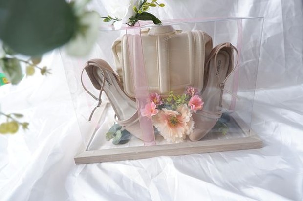 Selain tukar cincin, pertunangan juga biasanya memberikan barang seserahan. Untuk meminimalisir budget, kamu bisa mengisi barang seserahan yang nantinya bisa digunakan kembali ketika resepsi pernikahan.