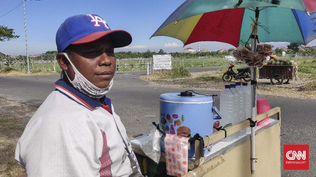 Penjual minuman tradisional, Gunawan (37) berharap Wali Kota Surabaya selanjutnya memperhatikan nasib pedagang kaki lima seperti dirinya.