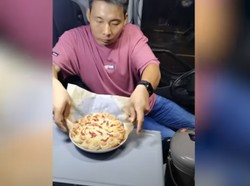 Hobi Masak, Sopir Ini Jago Bikin Pizza hingga Panggang Ikan di Truk